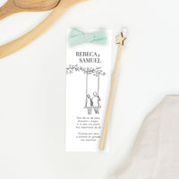 Marcapáginas con lápiz de la colección Susurros en diseño negro con pareja en columpio, detalle para niños en boda