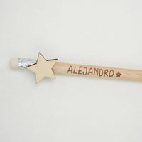 Detalle del lápiz de madera grabado con el nombre como detalle para boda, comunión o bautizo.