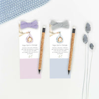 Marcapáginas con lápiz eterno de la colección Cigüeña con dibujo de cigüeña volando y saquito, recuerdo de bautizo