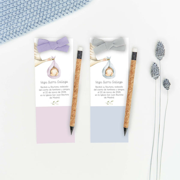 Marcapáginas con lápiz eterno de la colección Cigüeña con dibujo de cigüeña volando y saquito, recuerdo de bautizo