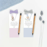 Marcapáginas con lápiz eterno de la colección Inicial con la inicial del bebé, detalle de bautizo