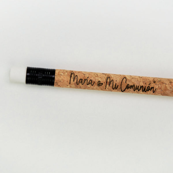 Detalle del lápiz infinito de corcho grabado con el nombre como detalle de comunión. 