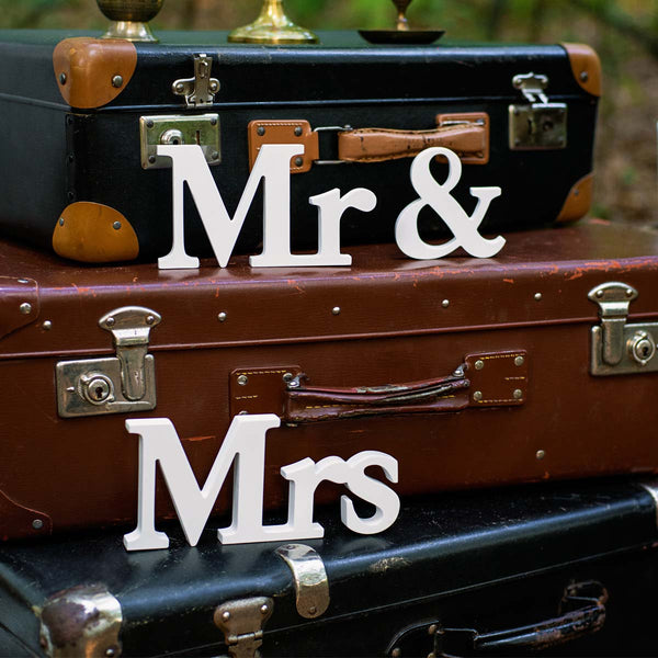 Letras de madera blancas Mr & Mrs. Set de 3 piezas con medida total 50×9,5 cm. Decoración para bodas.