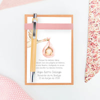 libreta con bolígrafo como detalle para invitados de bautizo de la colección Cigüeña