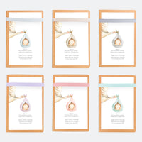 opciones de color de la libreta con lápiz para invitados de bautizo de la colección cigüeña. 