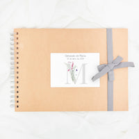 Libro de firmas para comunión con lazo y diseño en tonos grises. 