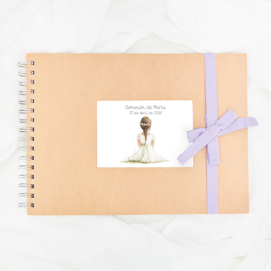 Libro de firmas para comunión con lazo en color lila. 
