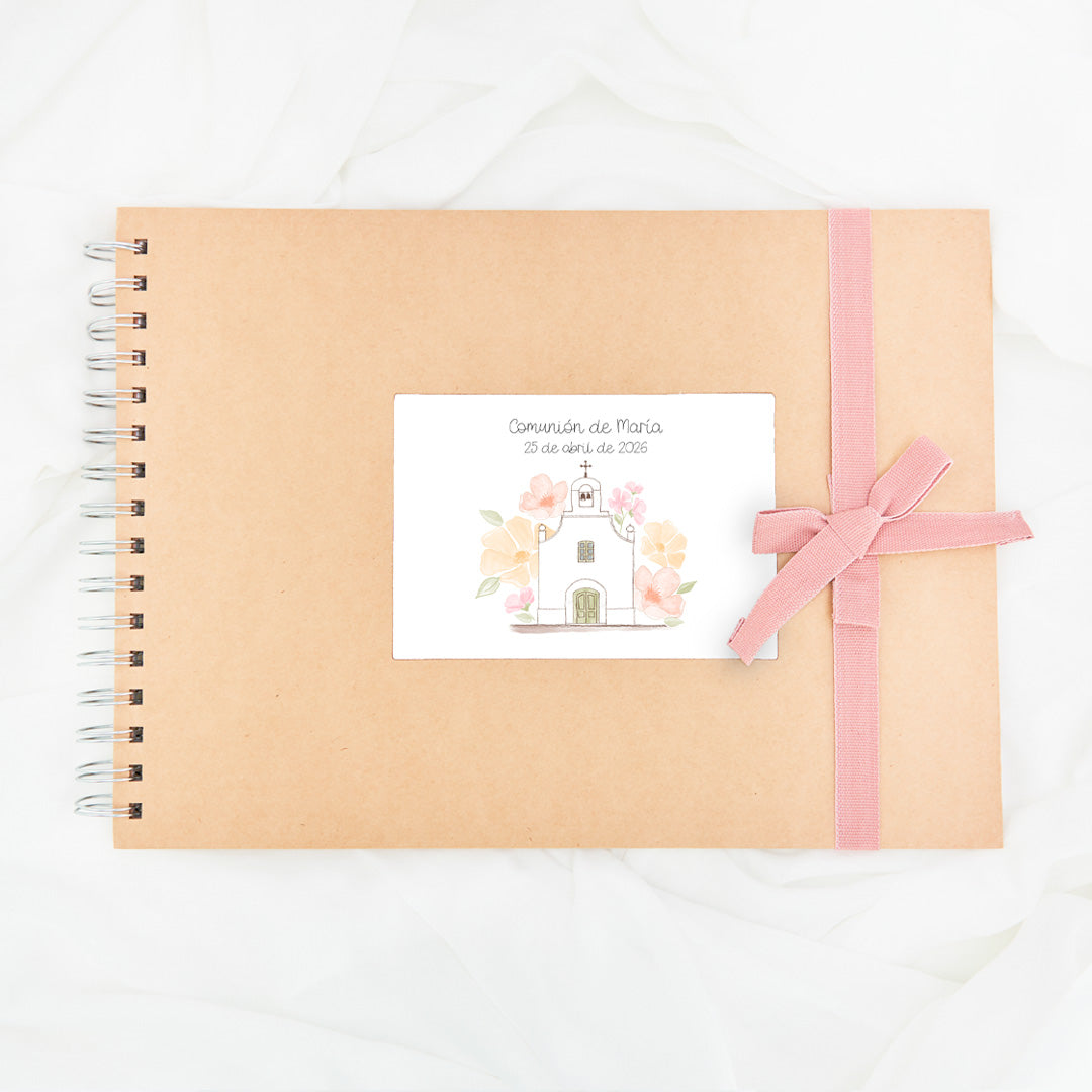 Libro de firmas para comunión con lazo y diseño en tonos rosas. 