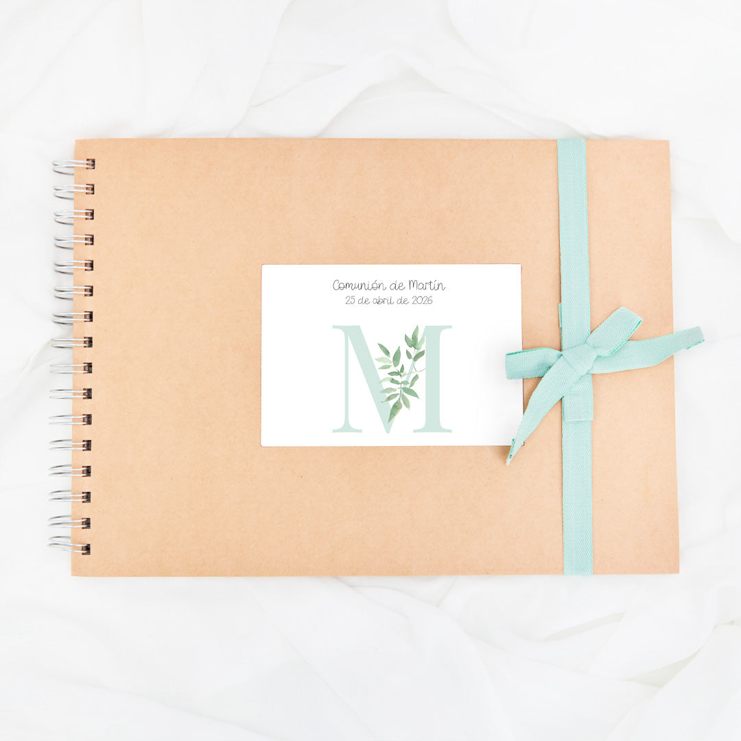 Libro de firmas para comunión con lazo y diseño en tonos verdes. 