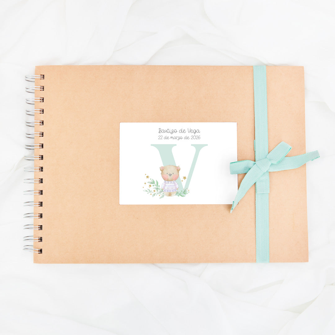 Libro de firmas personalizado para bautizo con diseño y lazo en color verde. 