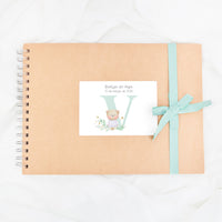 Libro de firmas personalizado para bautizo con diseño y lazo en color verde. 