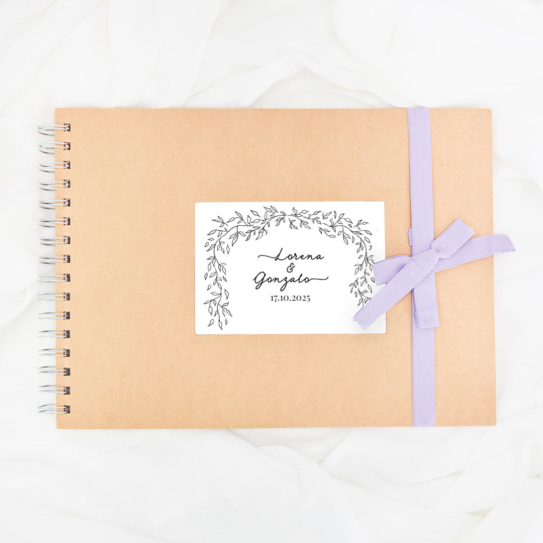 Libro de firmas personalizado para boda con lazo en color lila. 
