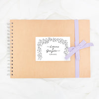 Libro de firmas personalizado para boda con lazo en color lila. 