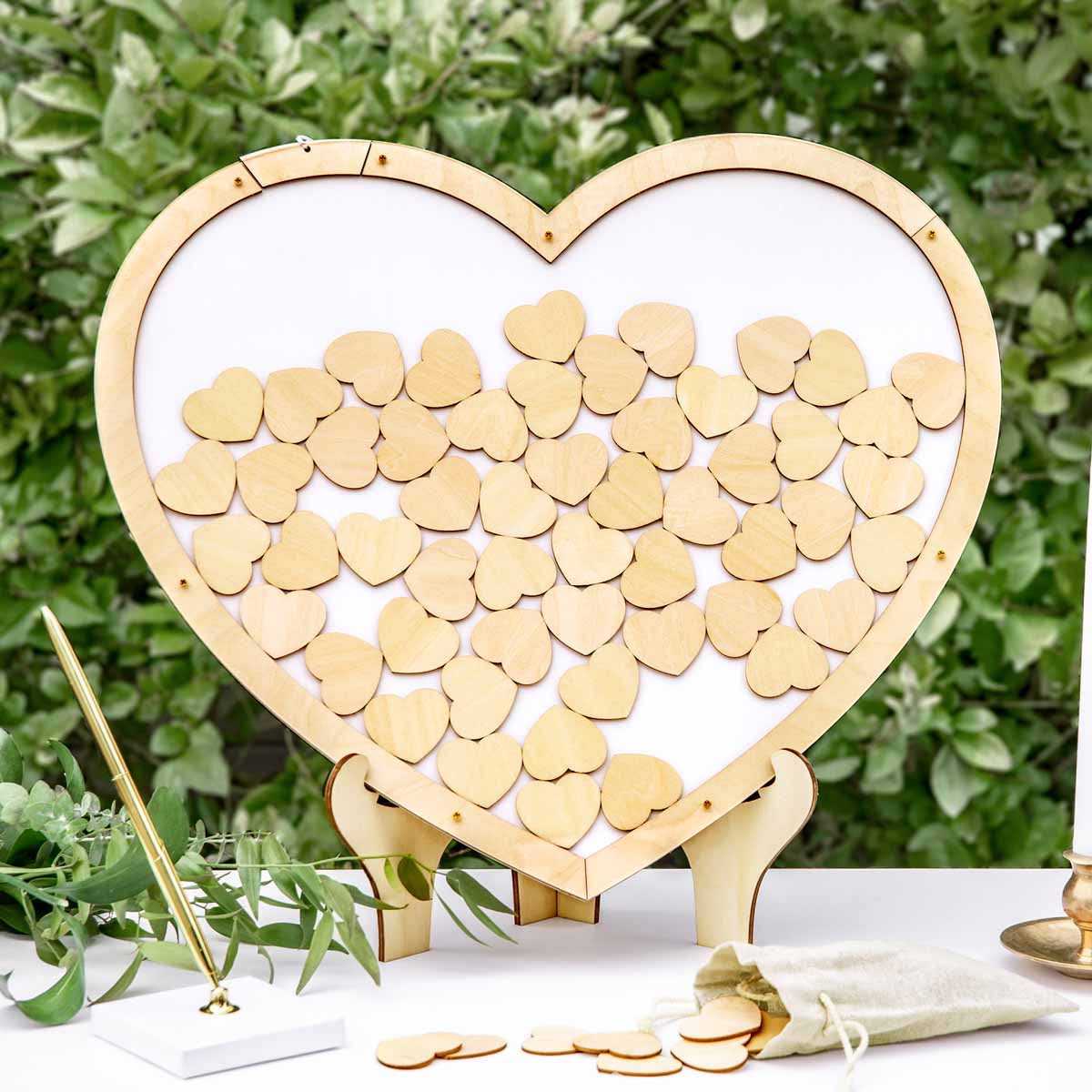 Libro de firmas de madera con forma de corazón y 70 corazones pequeños para dedicatorias. Tamaño 44 × 37,5 cm.