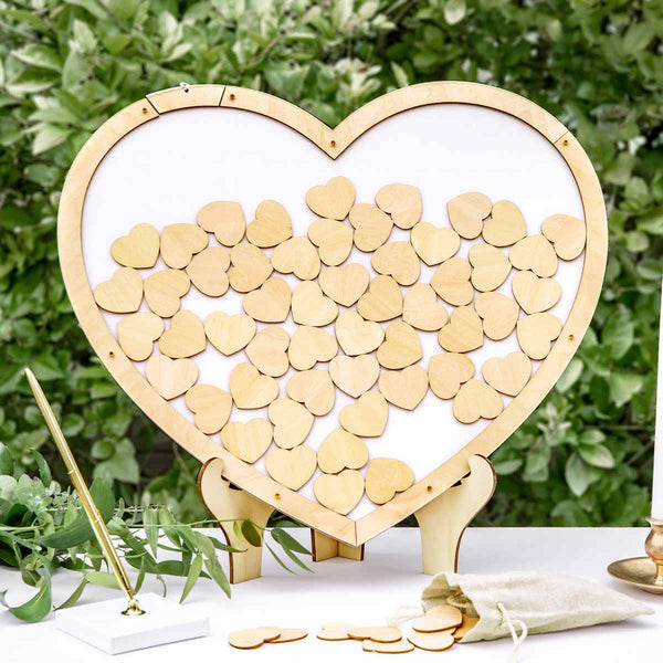 Libro de firmas de madera con forma de corazón y 70 corazones pequeños para dedicatorias. Tamaño 44 × 37,5 cm.