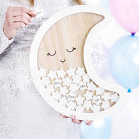 Libro de firmas de madera con forma de luna y 30 estrellas blancas para dedicatorias. Tamaño 38,5 × 30 cm.