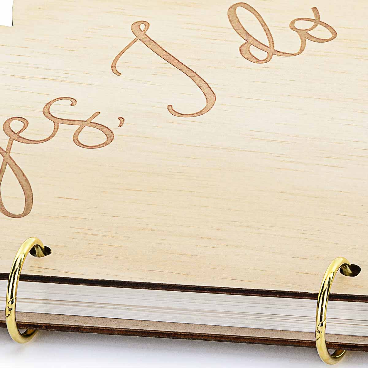 Detalle dl libro de firmas de boda en forma de corazón con inscripción Yes I do. Madera 26,5 × 25 cm, 40 páginas.