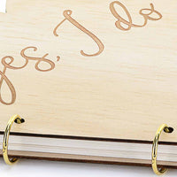 Detalle dl libro de firmas de boda en forma de corazón con inscripción Yes I do. Madera 26,5 × 25 cm, 40 páginas.