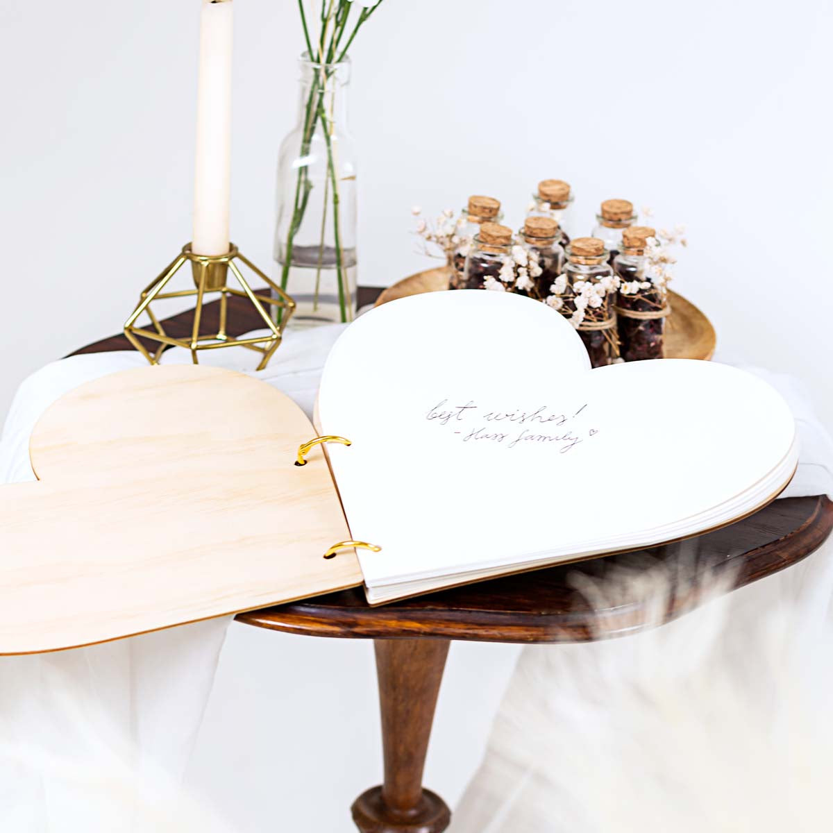 Interior del libro de firmas de boda en forma de corazón con inscripción Yes I do. Madera 26,5 × 25 cm, 40 páginas.