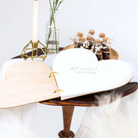 Interior del libro de firmas de boda en forma de corazón con inscripción Yes I do. Madera 26,5 × 25 cm, 40 páginas.