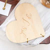 Libro de firmas de boda en forma de corazón con inscripción Yes I do. Madera 26,5 × 25 cm, 40 páginas.