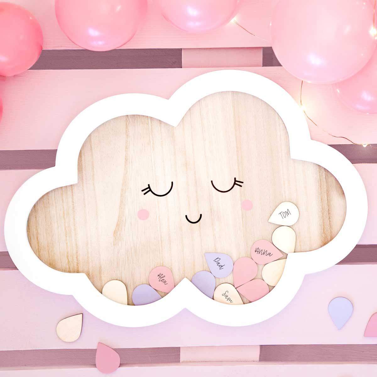 Libro de firmas de madera en forma de nube con 30 gotas de colores para dedicatorias. Tamaño 30,5 × 43 cm.