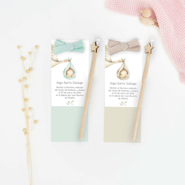 Marcapáginas con lápiz de la colección Cigüeña con dibujo de cigüeña y saquito, detalle de bautizo para niños