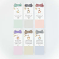 Opciones de color del recordatorio formato marcapáginas para bautizo de la colección cigüeña. 