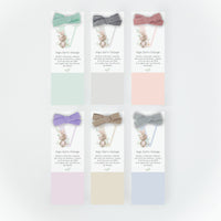 Opciones de color del recordatorio formato marcapáginas para bautizo de la colección inicial conejito. 