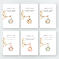 Opción de color de los marcasitios personalizados de la Colección Cigüeña Bautizo, con ilustración de cigüeña con saquito y opción de tronquito de madera natural.