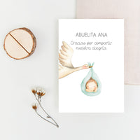 Marcasitios personalizados de la Colección Cigüeña Bautizo, con ilustración de cigüeña con saquito y opción de tronquito de madera natural.