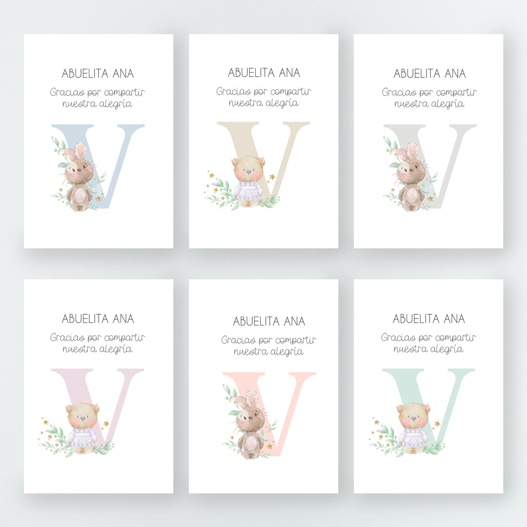 Opciones de modelo y color del marcasitios personalizados de la Colección Inicial Bautizo, con inicial del bebé y opción de tronquito de madera natural porta tarjetas.