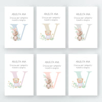 Opciones de modelo y color del marcasitios personalizados de la Colección Inicial Bautizo, con inicial del bebé y opción de tronquito de madera natural porta tarjetas.