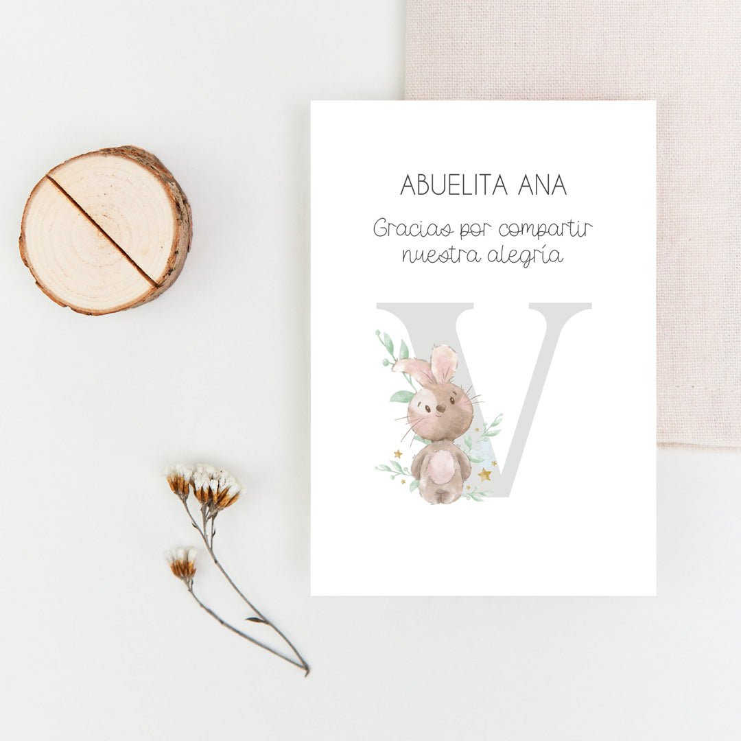 Marcasitios personalizados de la Colección Inicial Bautizo, con inicial del bebé y opción de tronquito de madera natural porta tarjetas.