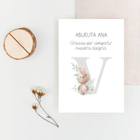 Marcasitios personalizados de la Colección Inicial Bautizo, con inicial del bebé y opción de tronquito de madera natural porta tarjetas.