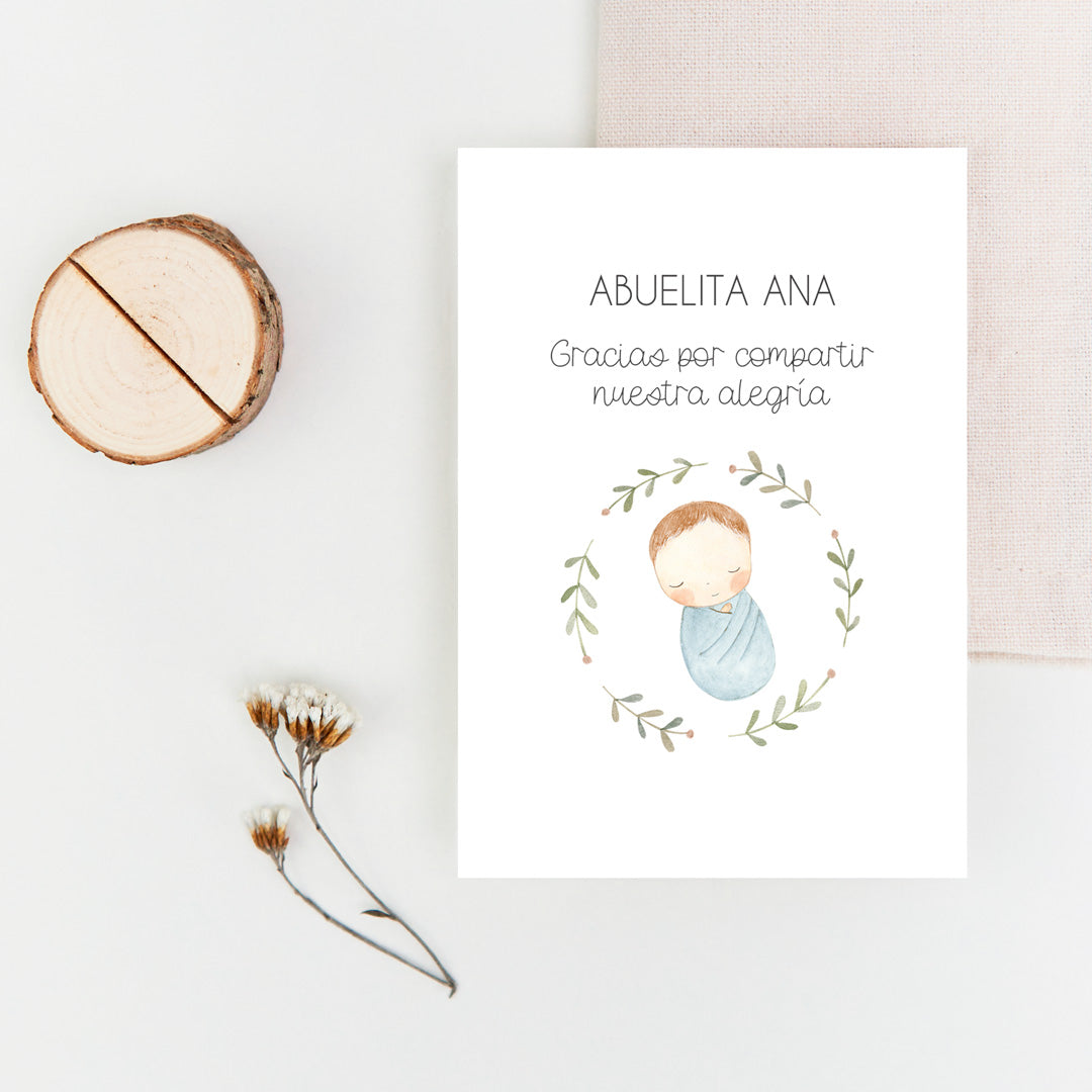 Opción con tronco del marcasitios personalizados de la Colección Rosquito Bebé Bautizo, con ilustración del bebé arropado en un rosco de rama.