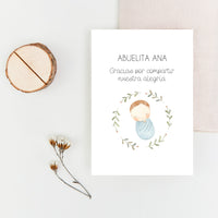 Opción con tronco del marcasitios personalizados de la Colección Rosquito Bebé Bautizo, con ilustración del bebé arropado en un rosco de rama.