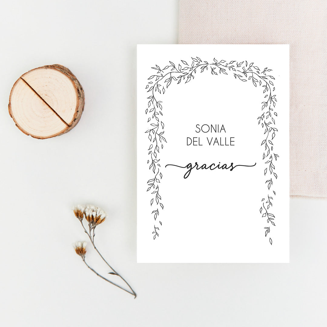 Tarjeta Bosque Secreto colocada en tronquito de madera