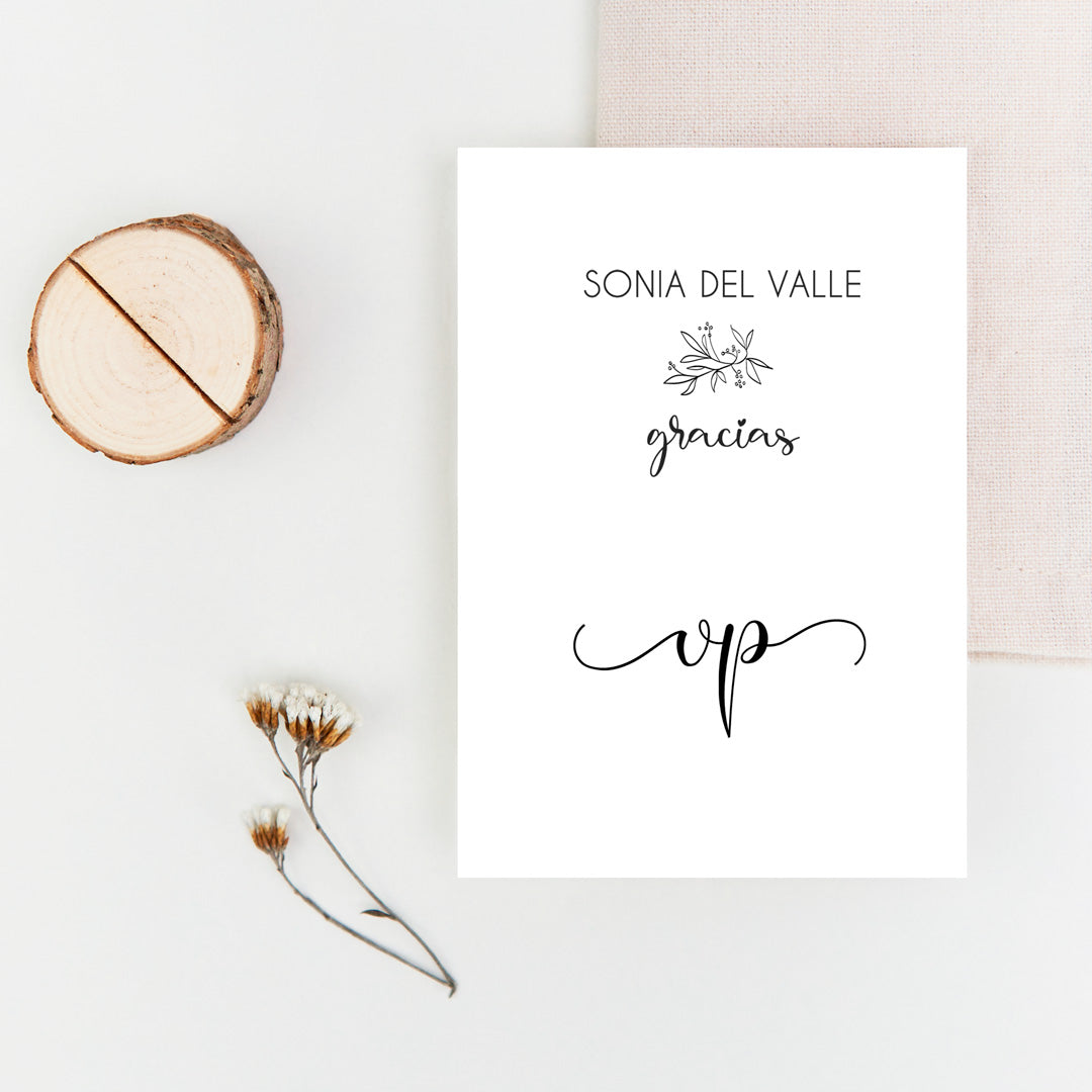 Tarjeta Eterna colocada en tronco porta tarjetas