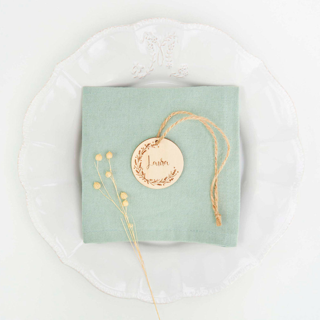 Marcasitios etiquetas de madera colgantes, con el nombre de cada invitado en plato