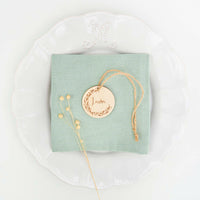 Marcasitios etiquetas de madera colgantes, con el nombre de cada invitado en plato