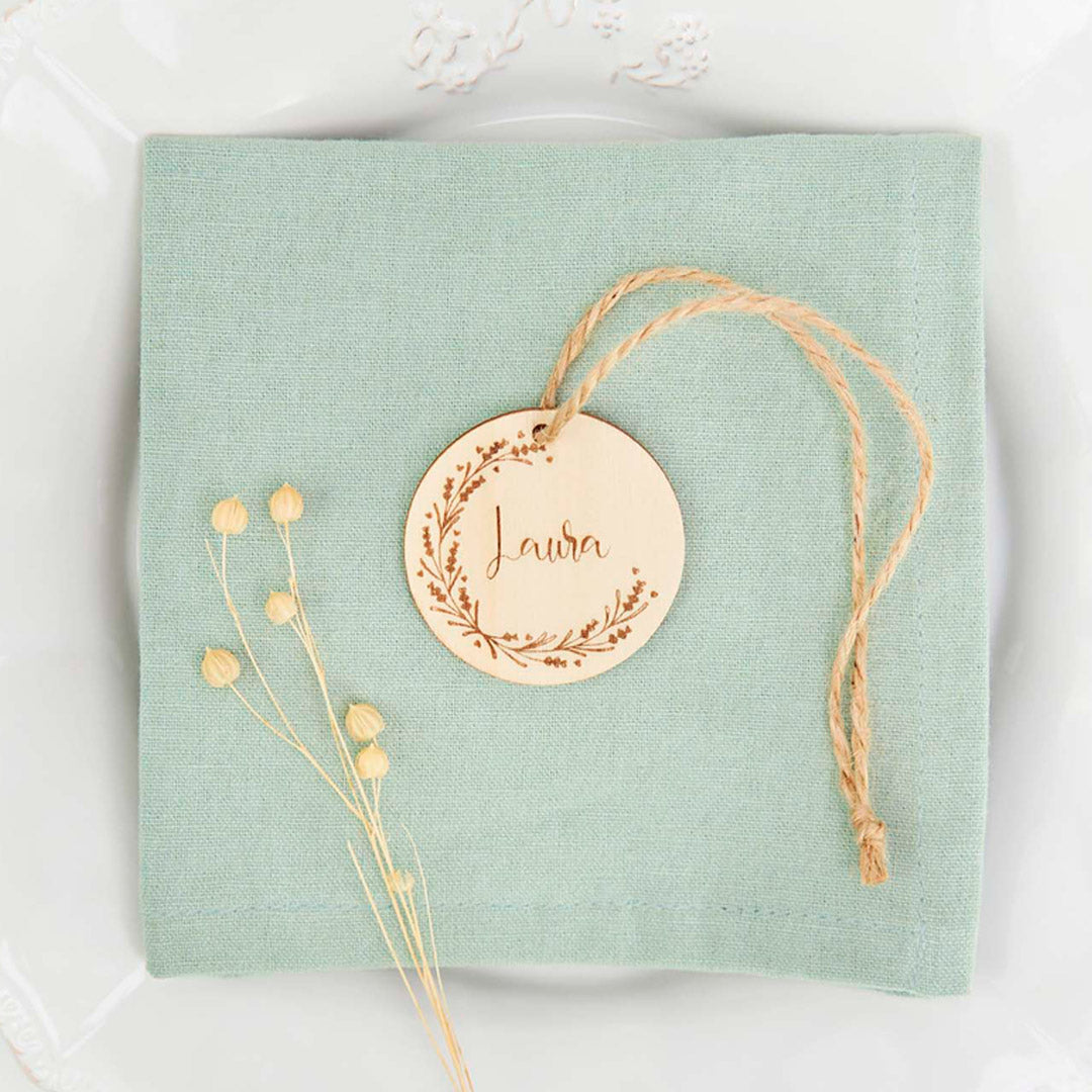 Marcasitios etiquetas de madera colgantes, con el nombre de cada invitado