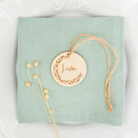 Marcasitios etiquetas de madera colgantes, con el nombre de cada invitado