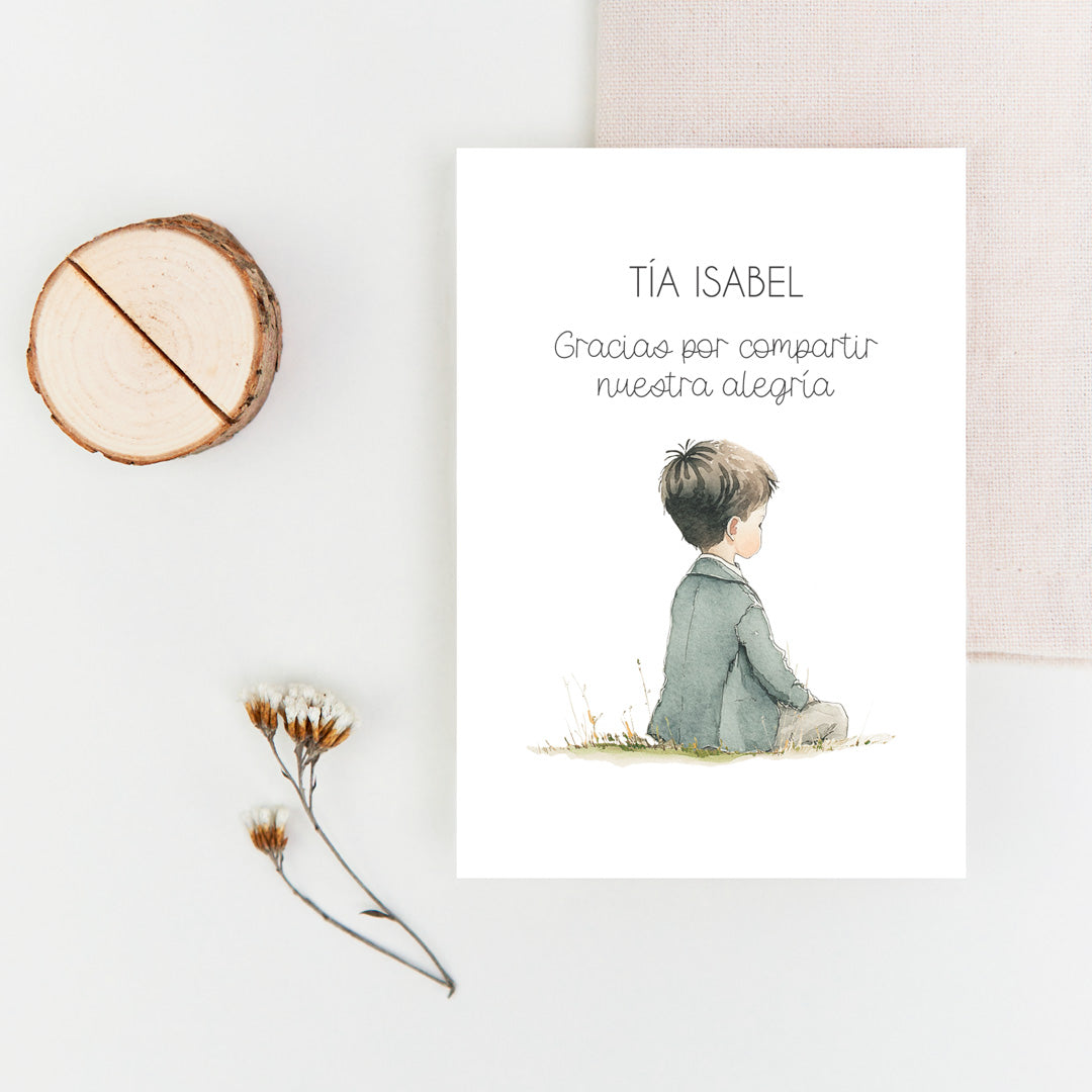 Marcasitios personalizados de la Colección Boho Comunión, con ilustración de niño o niña de comunión y opción de tronquito de madera natural.
