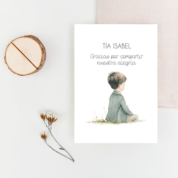 Marcasitios personalizados de la Colección Boho Comunión, con ilustración de niño o niña de comunión y opción de tronquito de madera natural.
