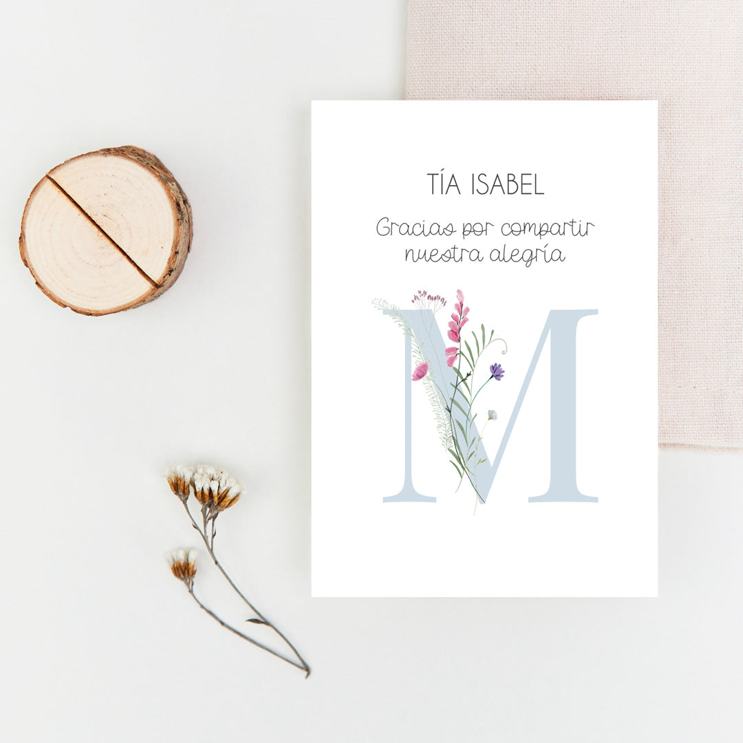 Marcasitios personalizados de la Colección Inicial Comunión, con inicial decorada con flores o rama de olivo y opción de tronquito de madera natural.