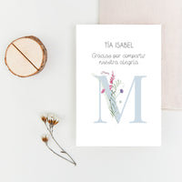 Marcasitios personalizados de la Colección Inicial Comunión, con inicial decorada con flores o rama de olivo y opción de tronquito de madera natural.