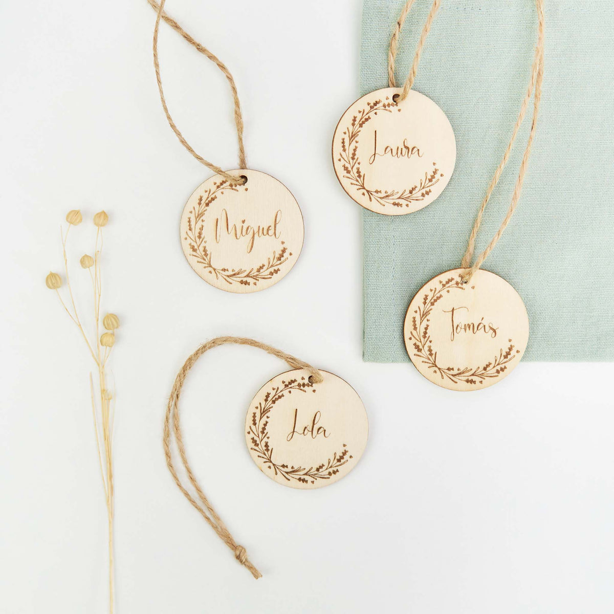 Marcasitios etiquetas de madera colgantes, con el nombre de cada invitado grabado para boda, comunión, bautizo y eventos en general