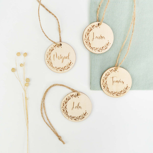 Marcasitios etiquetas de madera colgantes, con el nombre de cada invitado grabado para boda, comunión, bautizo y eventos en general