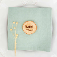 Marcasitios rodajitas de madera grabadas con el nombre de cada invitado